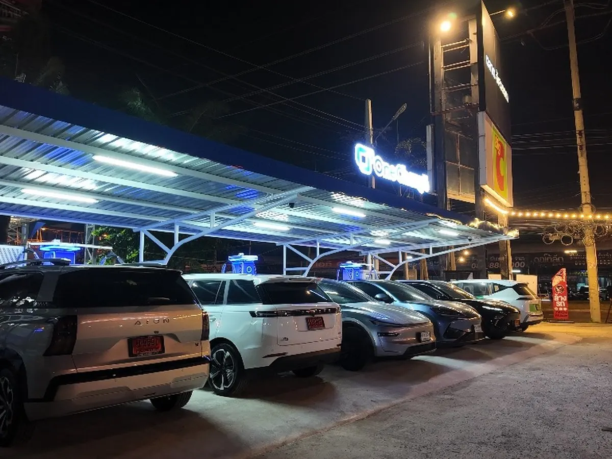 Asawann Muang Thong station at night