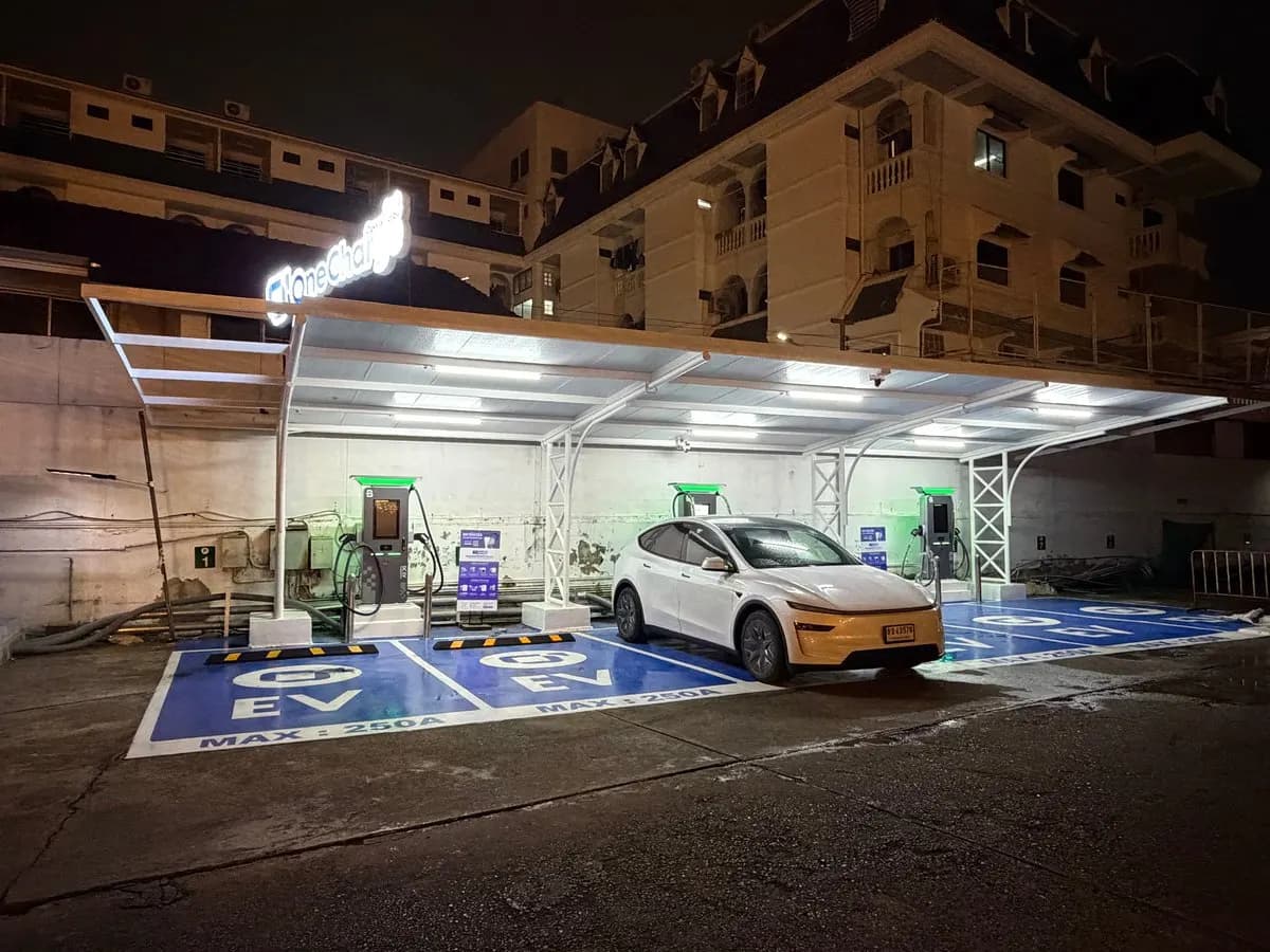 Bed by Cruise Tiwanon station at night