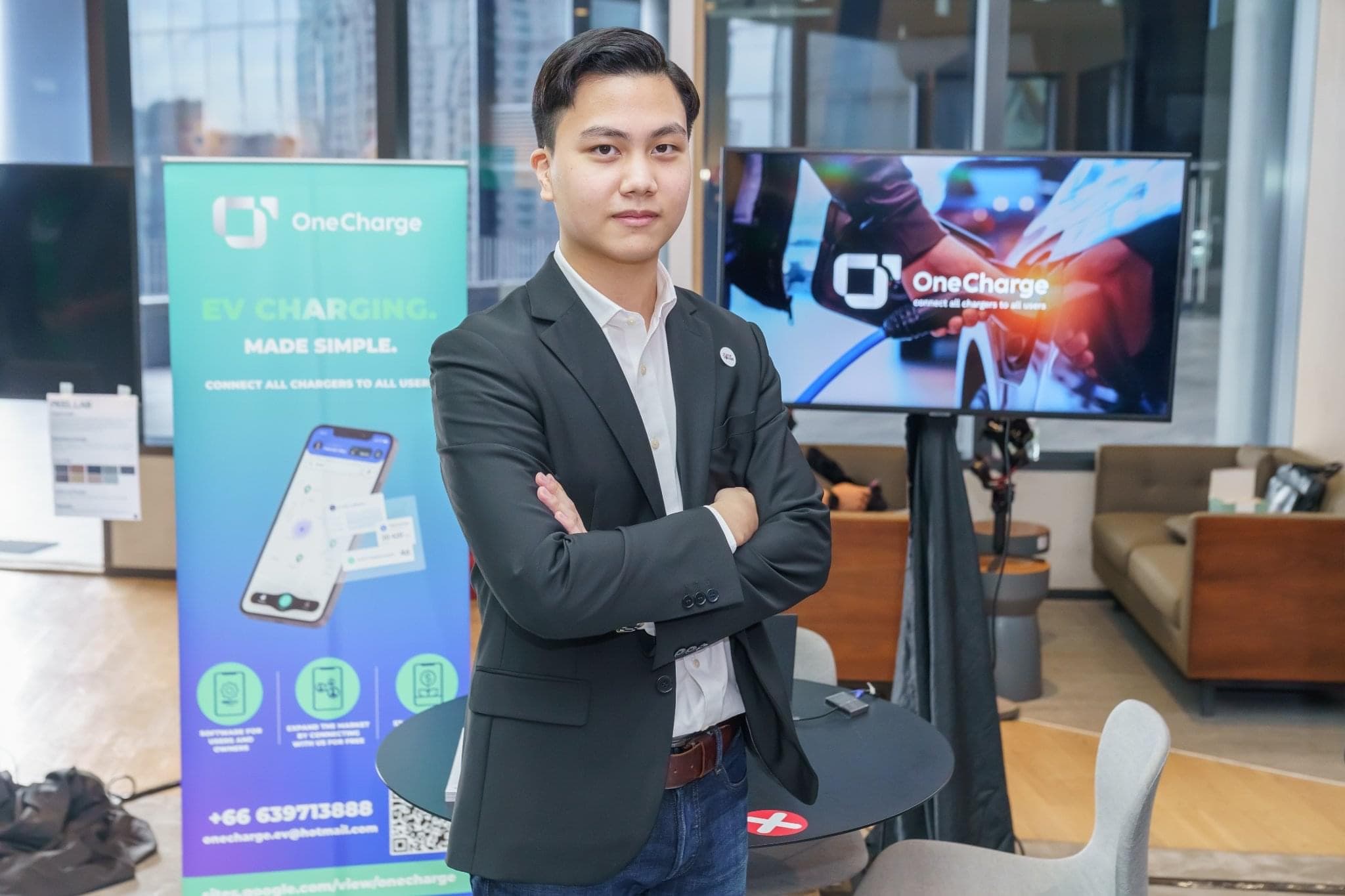 คุณยีนส์ที่บูธ OneCharge ในงานเดียวกัน
