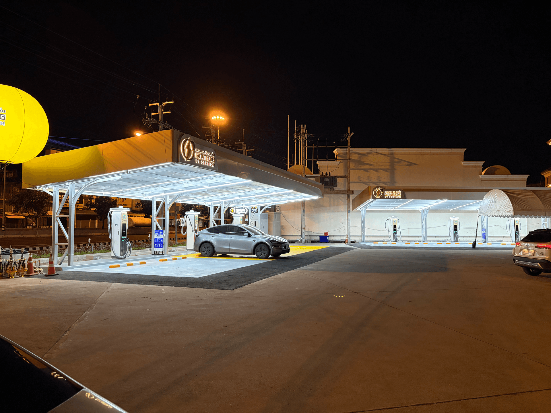 สถานีชาร์จ Monthong EV Station ถนนราชพฤกษ์ ใช้เครื่องชาร์จ Huawei 720kW เช่นเดียวกัน