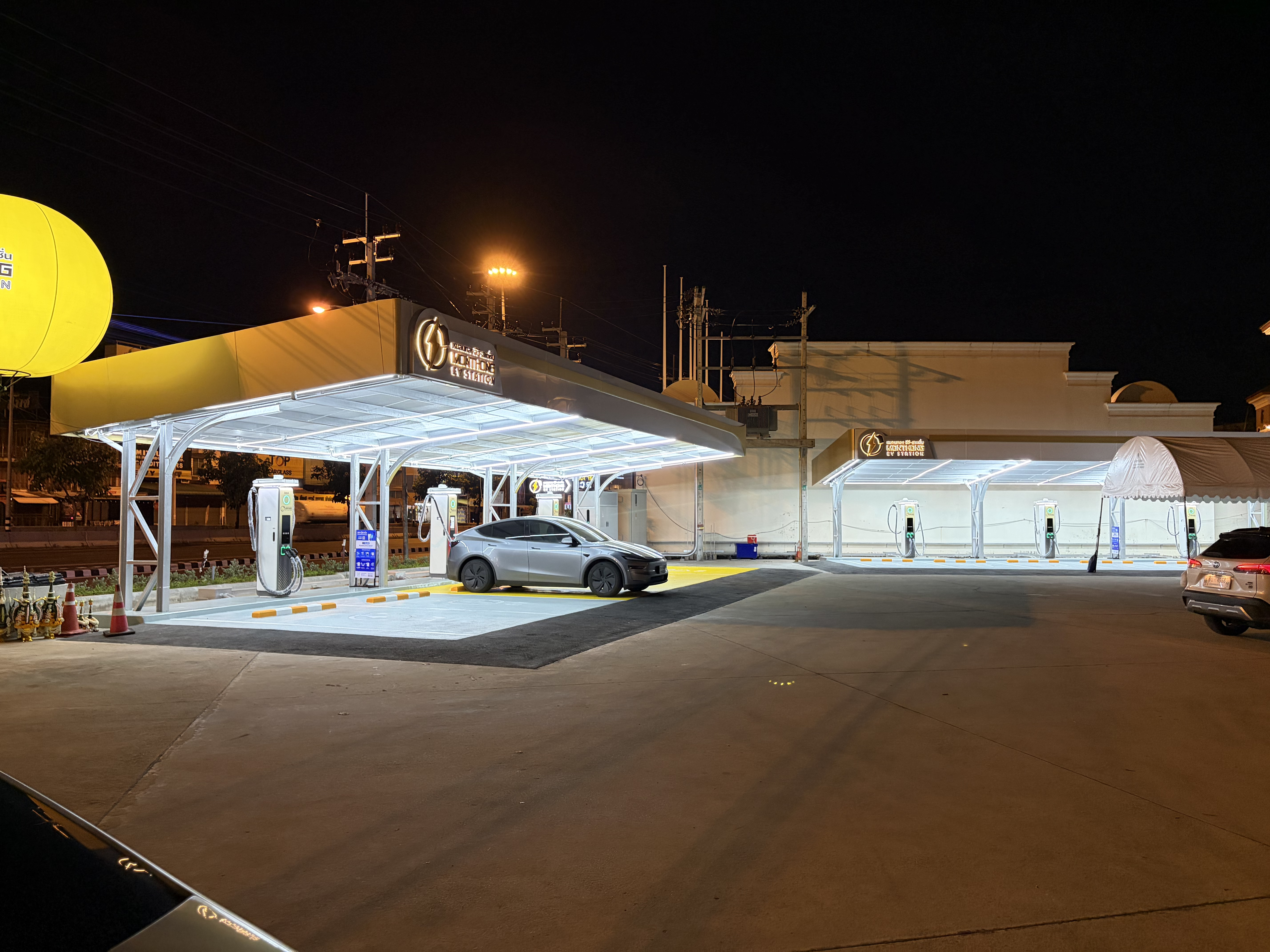 สถานีชาร์จ Monthong EV Station ถนนราชพฤกษ์ ใช้เครื่องชาร์จ Huawei 720kW เช่นเดียวกัน