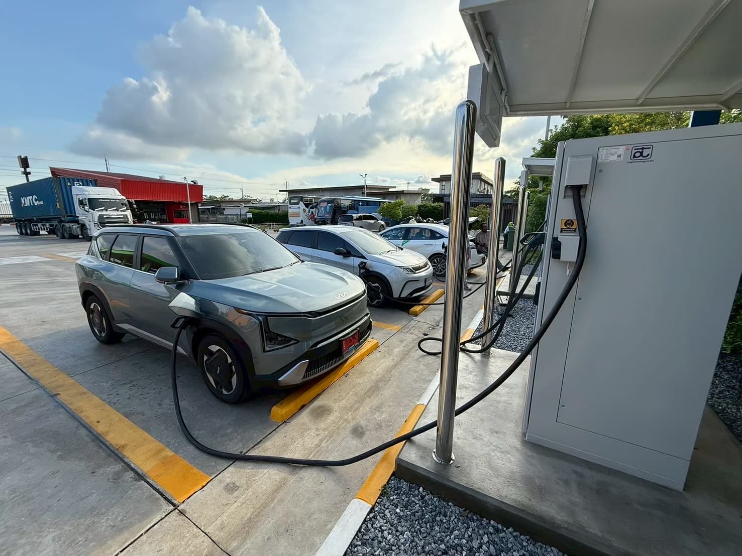 Several EVs charging together at the Bangchak Lat Krabang station