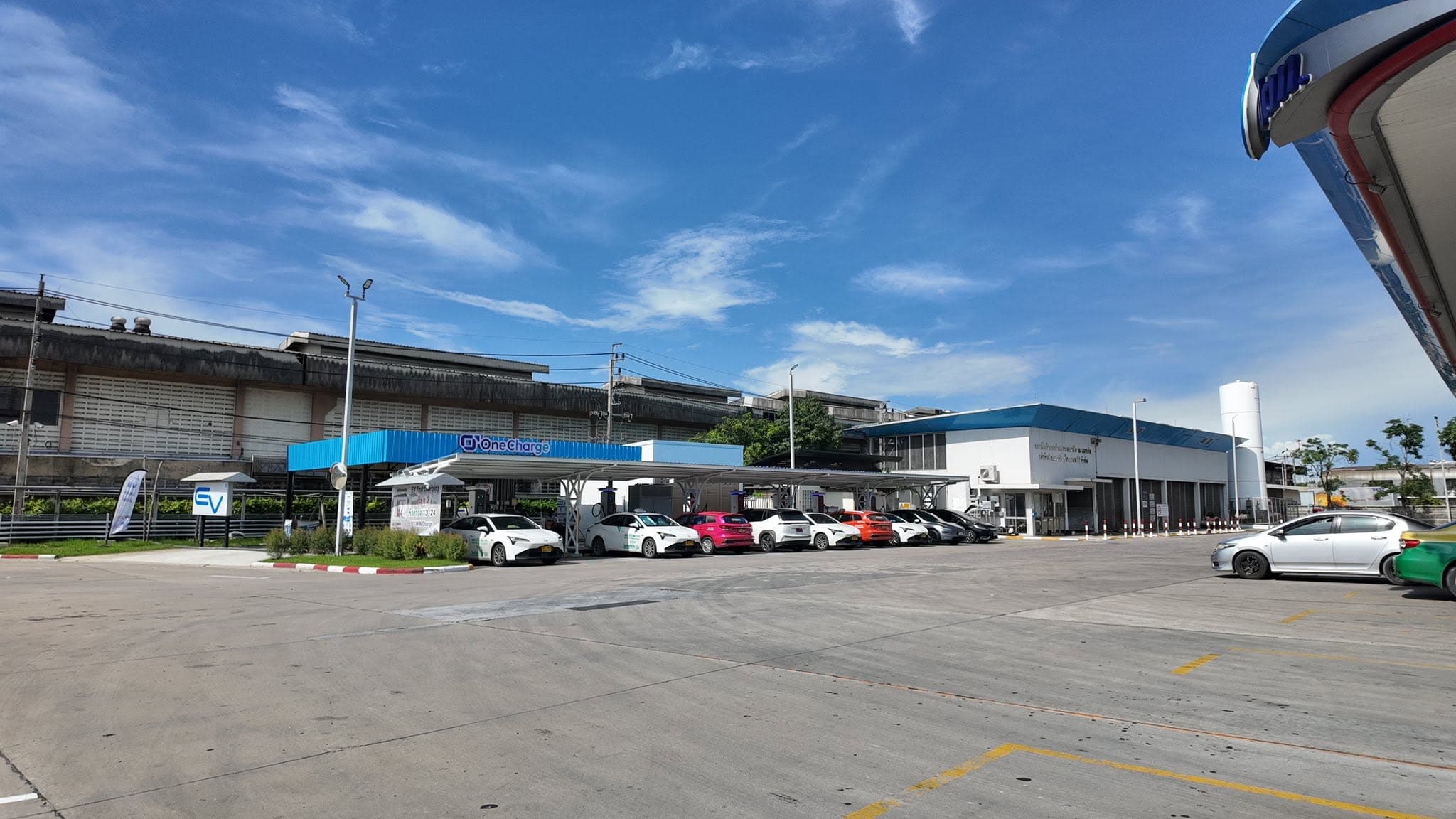 สถานีชาร์จ OneCharge กิ่งแก้ว 40 มีรถแท็กซี่และรถ EV จอดชาร์จอยู่หลายคัน