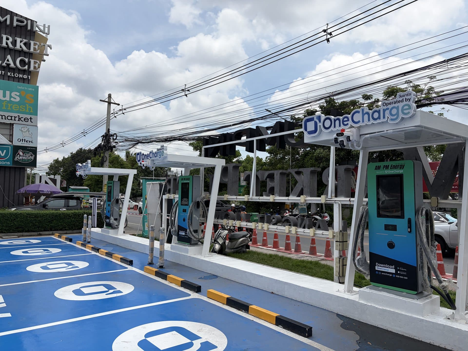 สถานีชาร์จ OneCharge ที่ลานจอดรถห้างสรรพสินค้า Lumpini Market Place