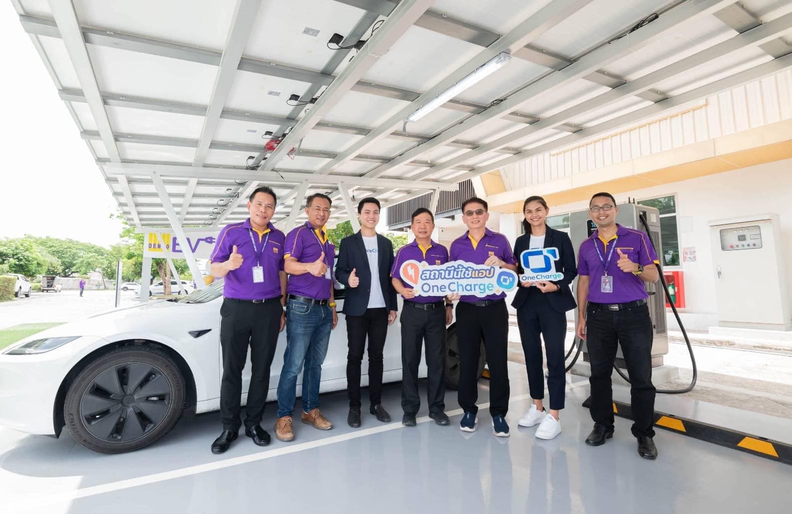 ทีมงาน OneCharge ที่สถานีชาร์จพลังงานแสงอาทิตย์กับพาร์ทเนอร์ DEMCO