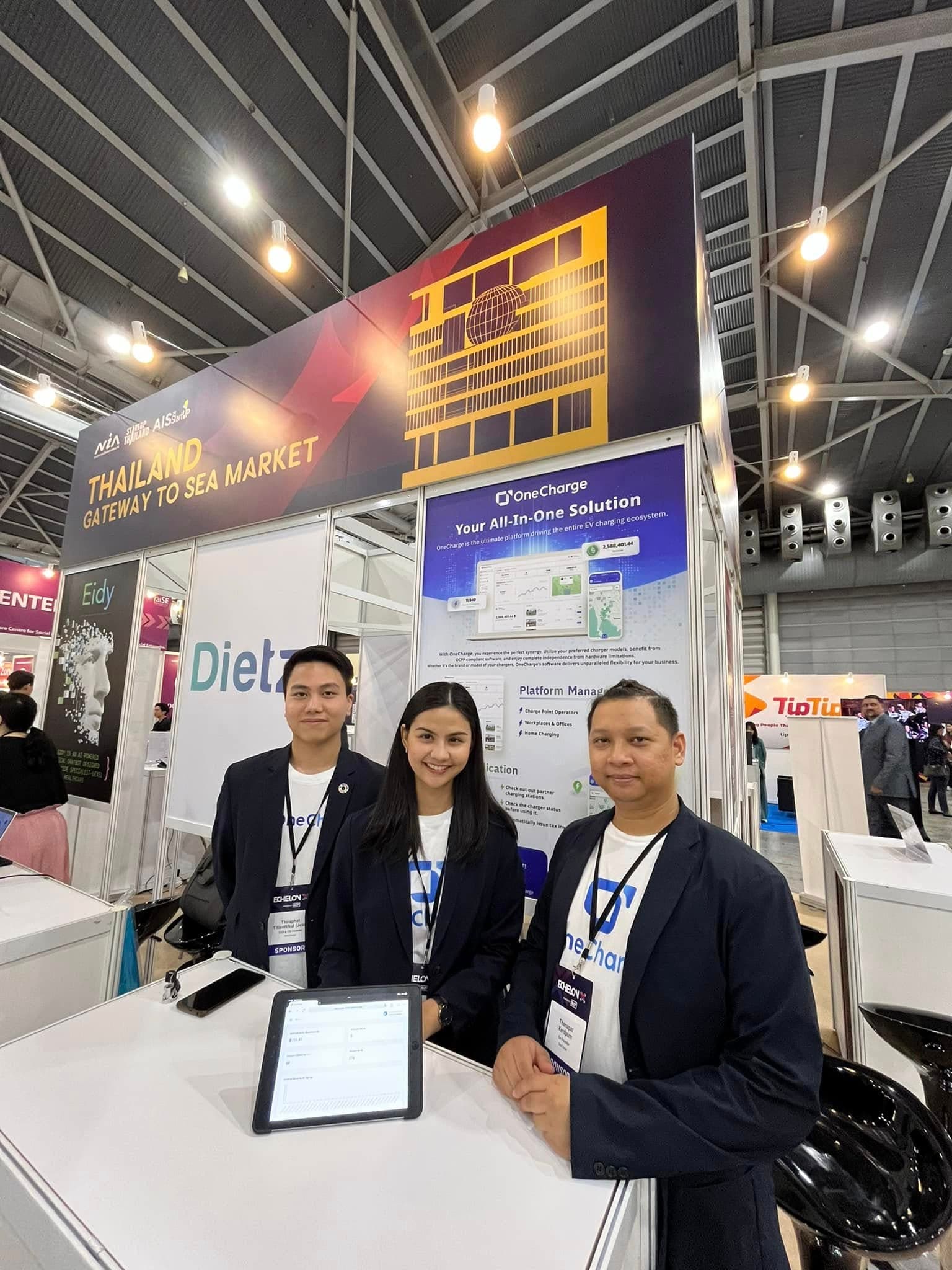 ทีม OneCharge ที่บูธในงาน Echelon X 2024 ประเทศสิงคโปร์