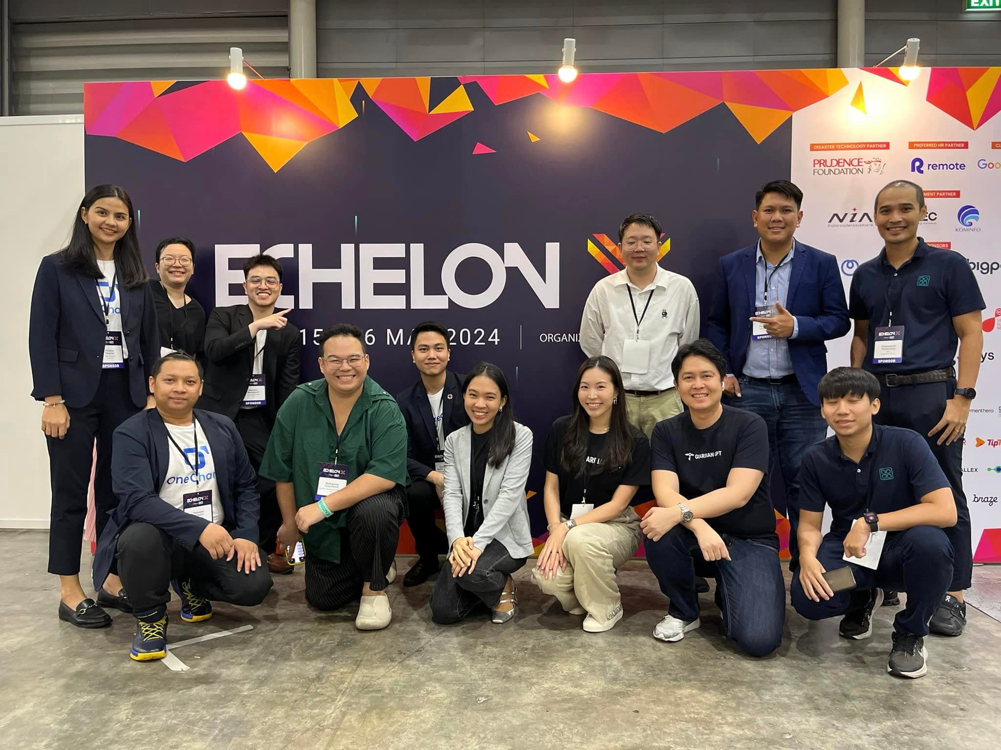 ทีม OneCharge หน้าป้ายงาน Echelon X 2024 ประเทศสิงคโปร์