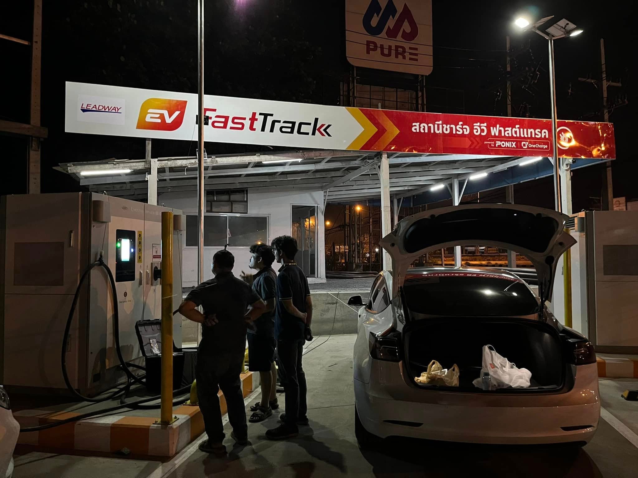 สถานีชาร์จ EV FastTrack ที่ปั๊มน้ำมัน PURE จังหวัดสระบุรี ยามค่ำคืน