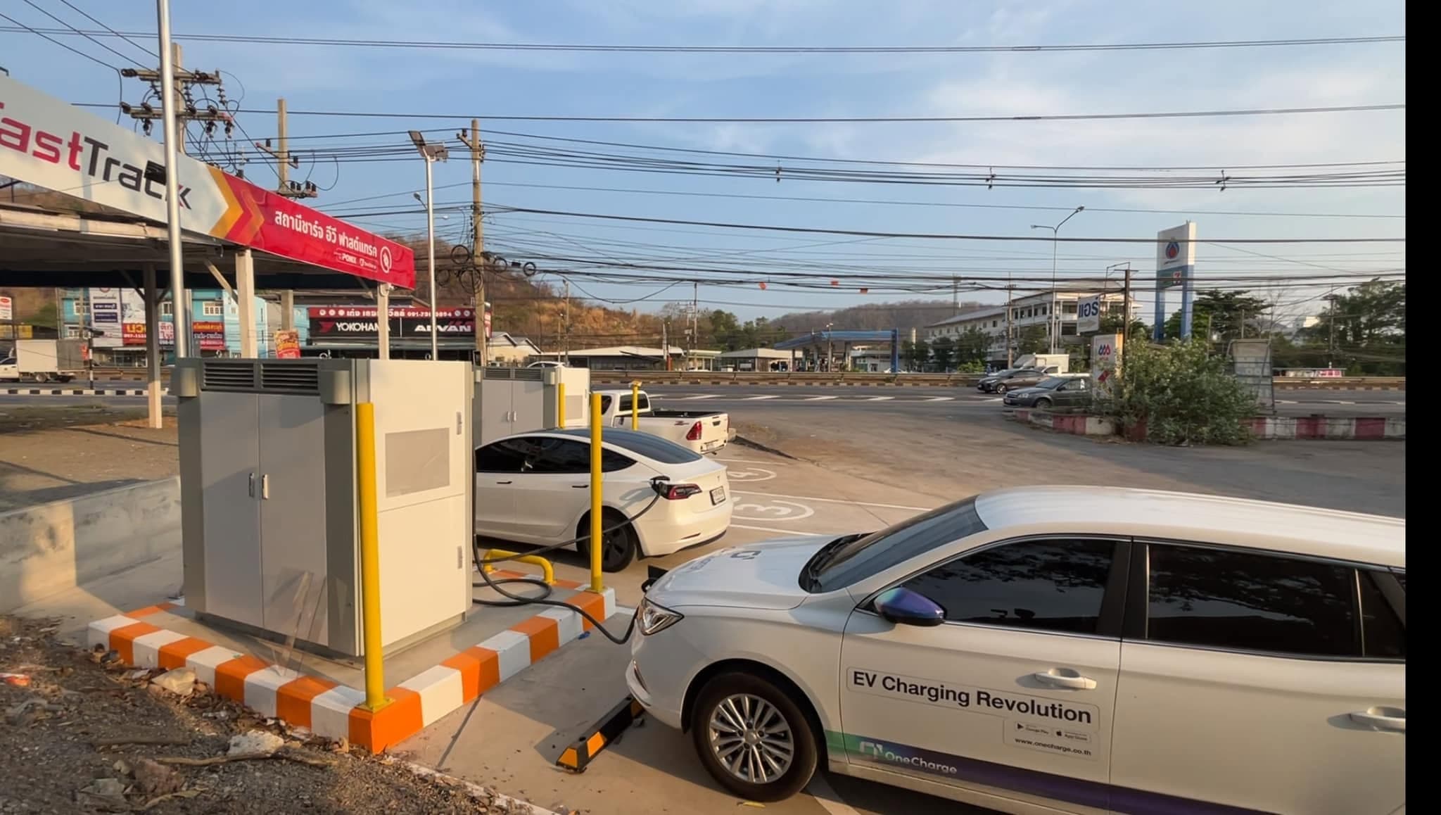เครื่องชาร์จ DC กำลังสูง 360kW สองเครื่องที่สถานี EV FastTrack สระบุรี