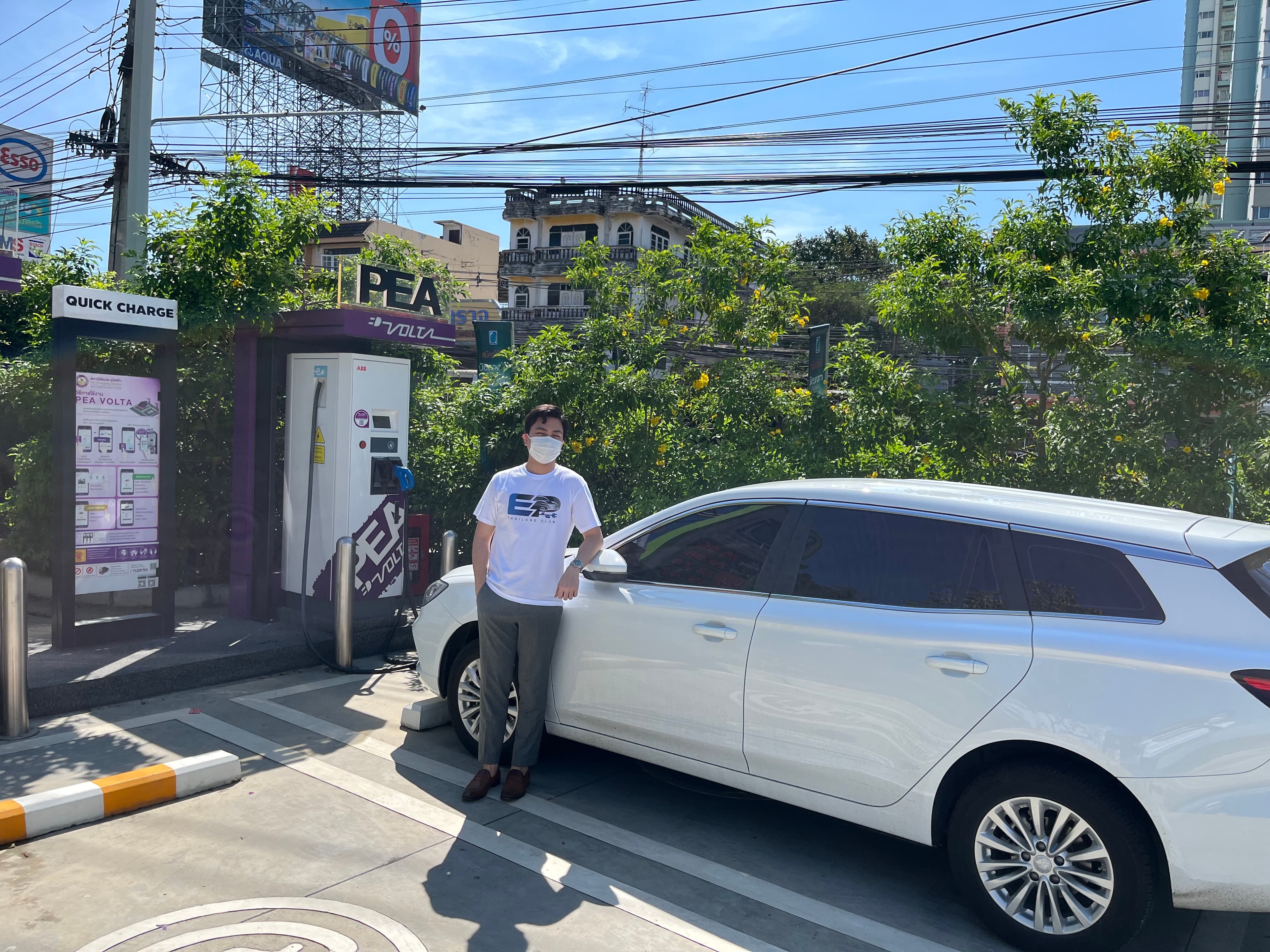 คุณยีนส์ผู้ก่อตั้ง OneCharge กับรถยนต์ไฟฟ้าคันแรกที่สถานีชาร์จ